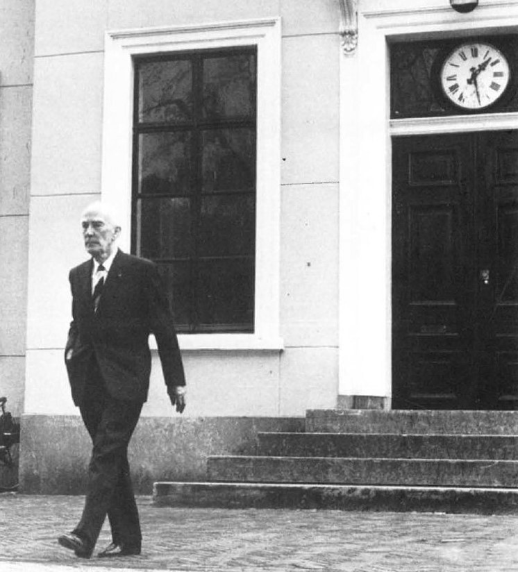 Я. Х. Оорт выходит из обсерватории Лейдена (1976)