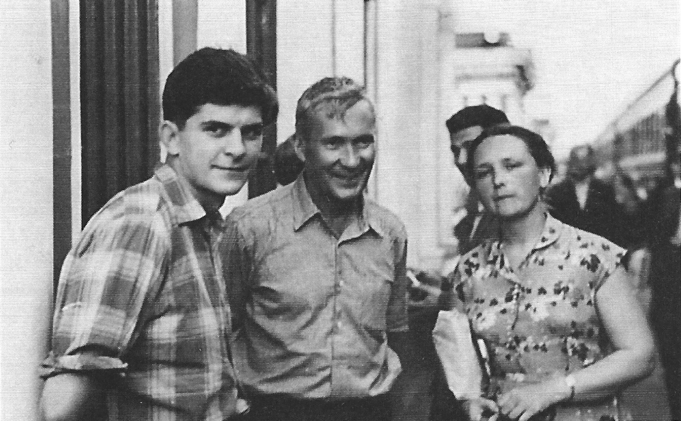 В. Тихомиров, А.Н. Колмогоров, С. Садикова. Курский вокзал в Москве, 1959 год. Фото Ю.В. Прохорова